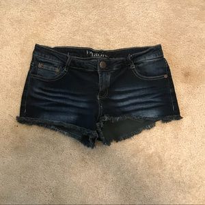 Low-Rise dark washed denim shorts. Hippie Laundry